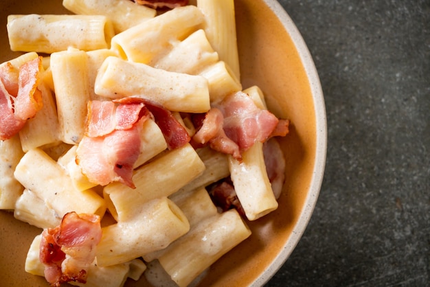 Macarrão espaguete rigatoni com molho branco e bacon