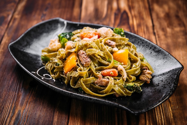 Macarrão espinafre fettuccine com carne e legumes