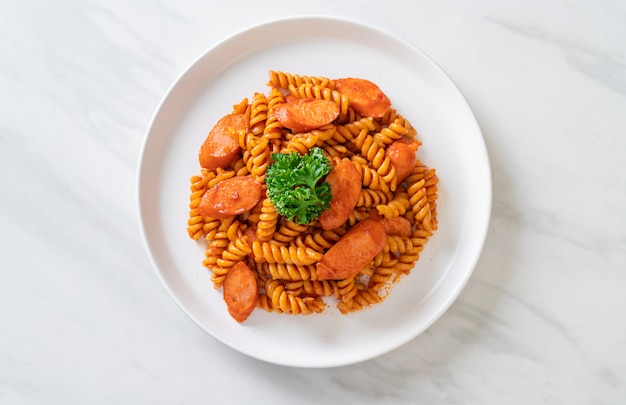 macarrão espiral ou espiral com molho de tomate e linguiça - comida italiana