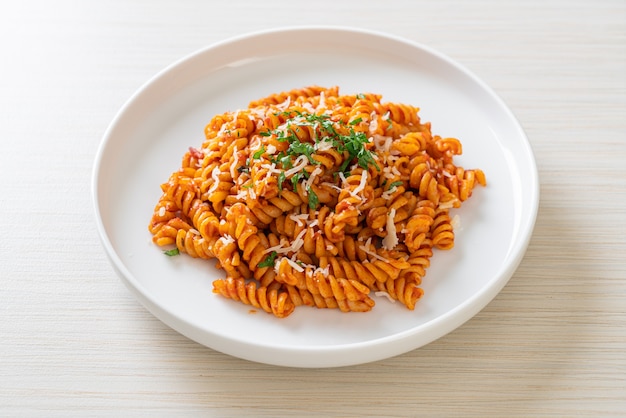 macarrão espiral ou espiral com molho de tomate e queijo - comida italiana