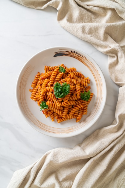Macarrão espiral ou espiral com molho de tomate e salsa - comida italiana