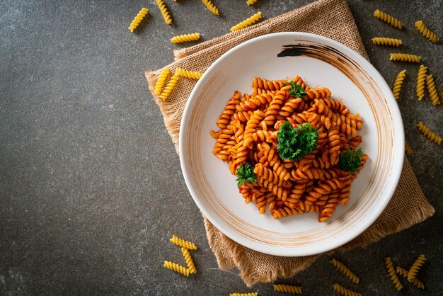 macarrão espiral ou espiral com molho de tomate e salsa - comida italiana