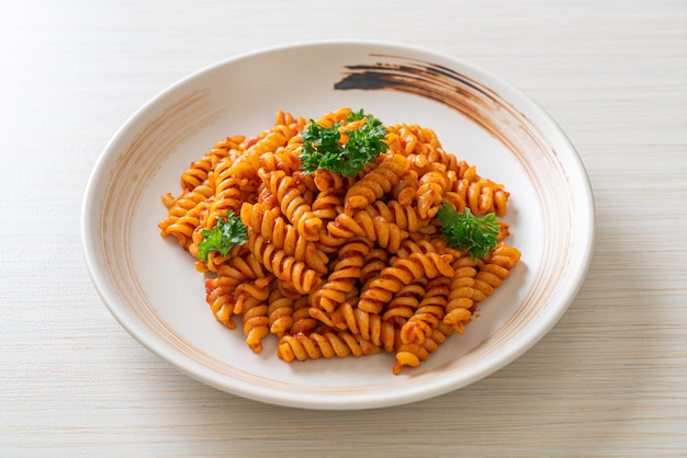 macarrão espiral ou espirituoso com molho de tomate e salsa - comida italiana