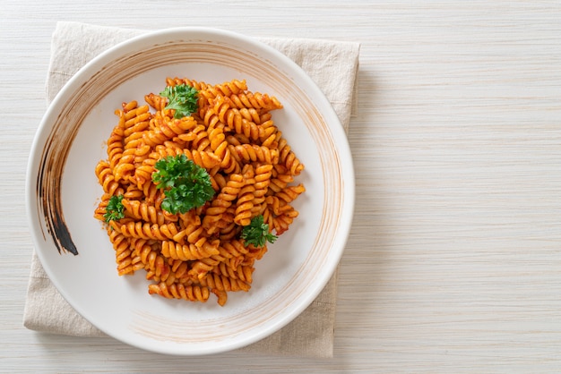 Macarrão espiral ou espirituoso com molho de tomate e salsa - comida italiana