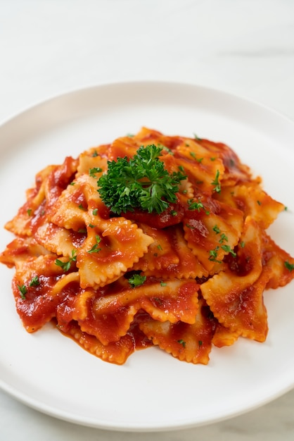 macarrão farfalle ao molho de tomate com salsa - comida italiana