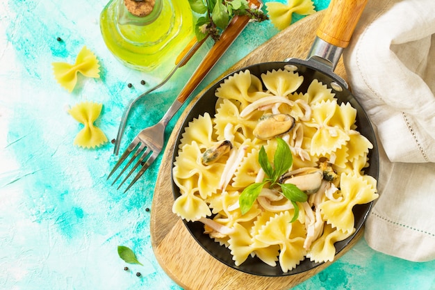 Macarrão Farfalle com frutos do mar na mesa de pedra Macarrão vegetariano de frutos do mar Menu dietético