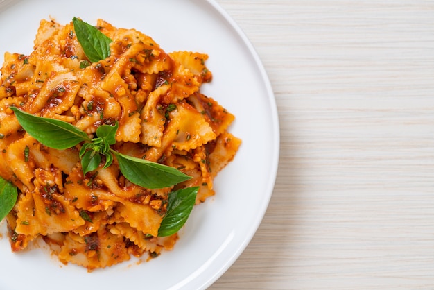 macarrão farfalle com manjericão e alho em molho de tomate - molho italiano