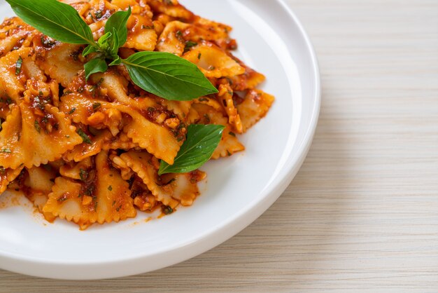 macarrão farfalle com manjericão e alho em molho de tomate - molho italiano