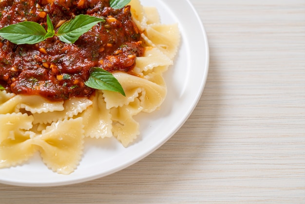 Foto macarrão farfalle com manjericão e alho em molho de tomate - molho italiano