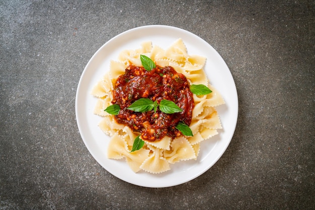 Macarrão farfalle com manjericão e alho em molho de tomate - molho italiano