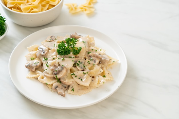 macarrão farfalle com molho de creme de cogumelos branco - comida italiana