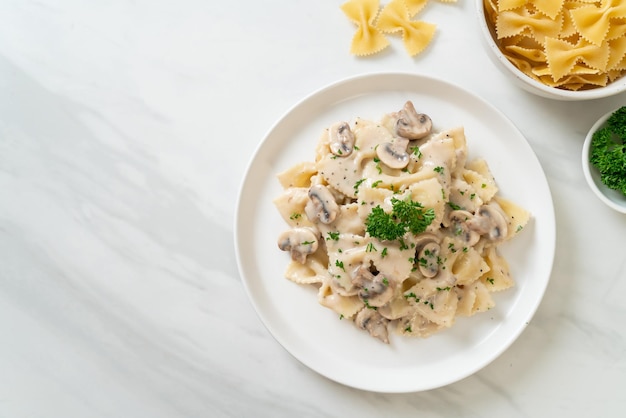 macarrão farfalle com molho de creme de cogumelos branco - comida italiana