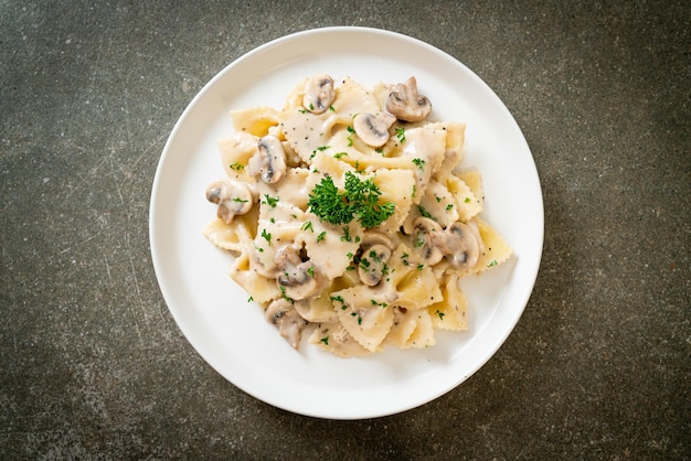 macarrão farfalle com molho de creme de cogumelos branco - comida italiana