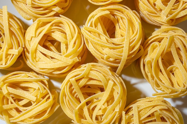 Macarrão fettuccine à base de ovo cru