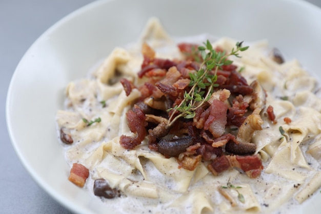 Macarrão fettuccine alfredo molho branco com presunto, bacon e cogumelos