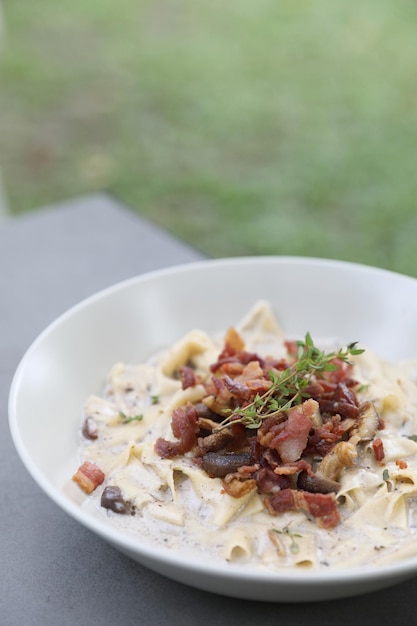 Macarrão fettuccine alfredo molho branco com presunto, bacon e cogumelos