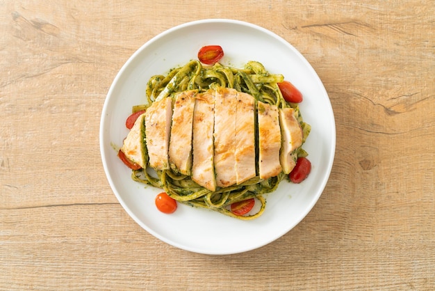 macarrão fettuccine caseiro espaguete ao molho pesto com frango grelhado