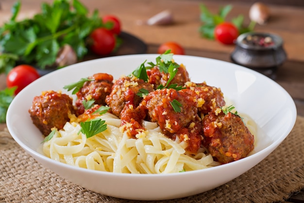 Macarrão Fettuccine com almôndegas em molho de tomate