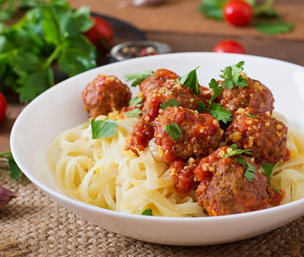 Macarrão Fettuccine com almôndegas em molho de tomate