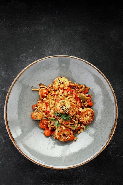 Macarrão fettuccine com camarão e tomate