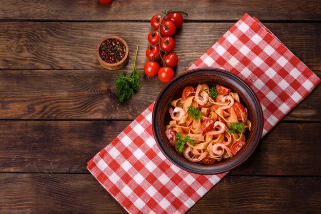 Macarrão Fettuccine com camarão, tomate cereja, molho, especiarias e ervas