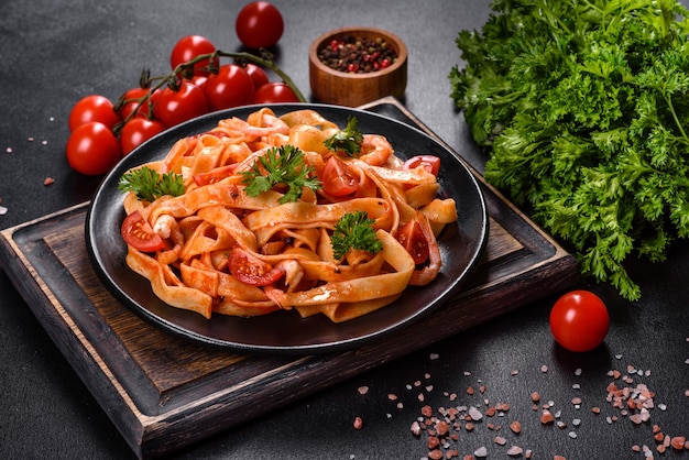 Macarrão Fettuccine com camarão, tomate cereja, molho, especiarias e ervas