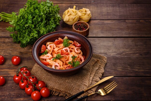 Macarrão fettuccine com camarão, tomate cereja, molho, especiarias e ervas