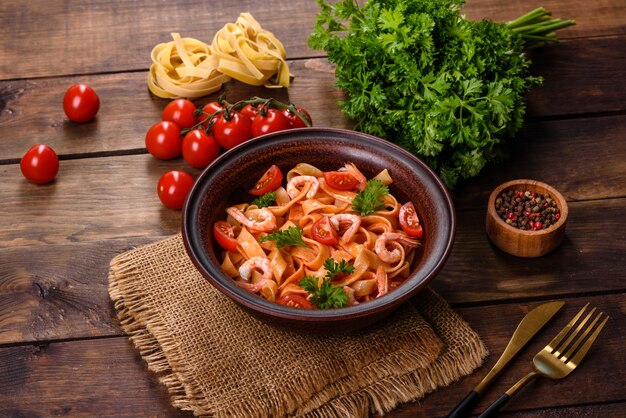 Macarrão Fettuccine com camarão, tomate cereja, molho, especiarias e ervas