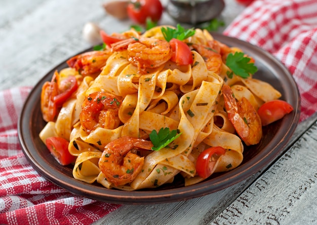 Macarrão Fettuccine com camarão, tomate e ervas