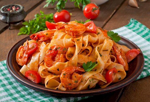 Macarrão fettuccine com camarão, tomate e ervas