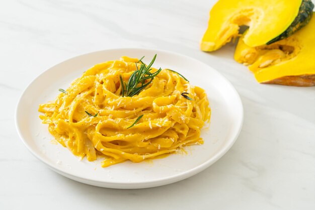 Macarrão fettuccine com molho cremoso de abóbora butternut