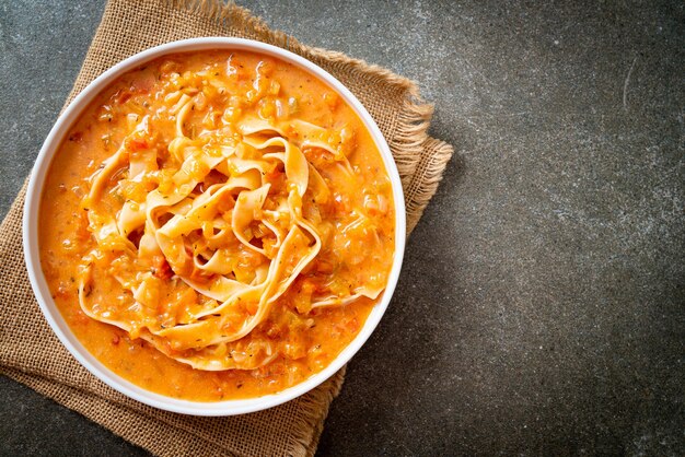 Macarrão fettuccine com molho de tomate cremoso ou molho rosa