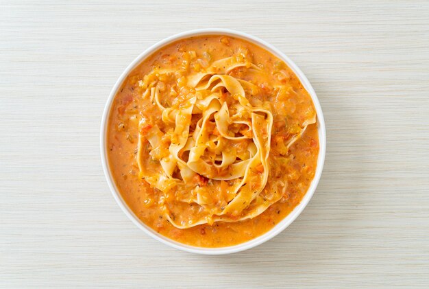 Macarrão fettuccine com molho de tomate cremoso ou molho rosa