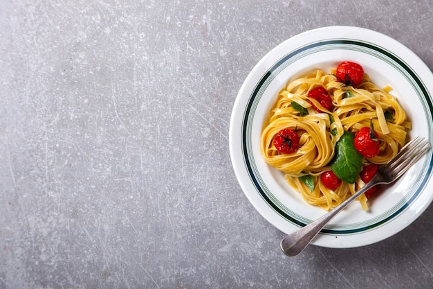 Macarrão Fettuccine com tomate cereja e manjericão