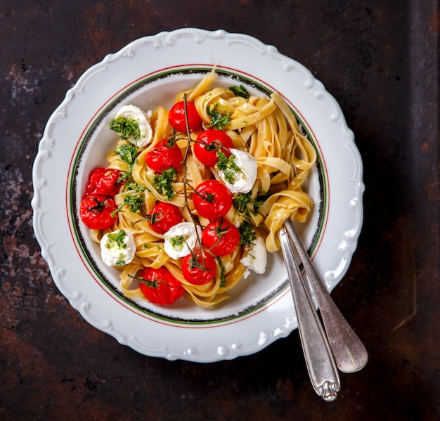 Macarrão Fettuccine com tomate cereja