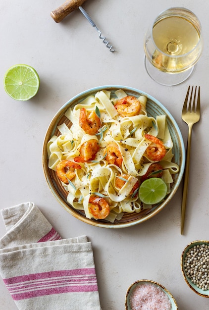 Macarrão fettuccine em molho cremoso com camarão limão e sálvia comida italiana