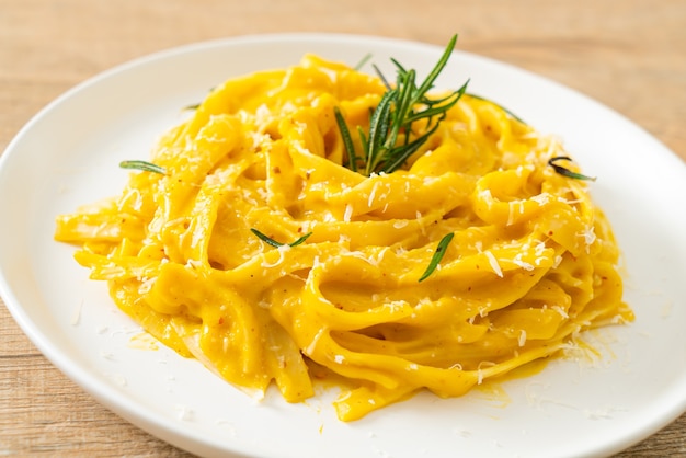 macarrão fettuccine espaguete com molho cremoso de abóbora