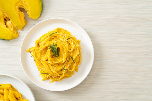 Macarrão fettuccine espaguete com molho cremoso de abóbora