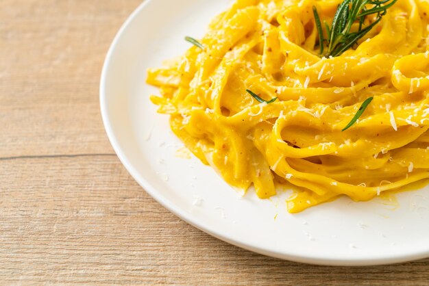 macarrão fettuccine espaguete com molho cremoso de abóbora