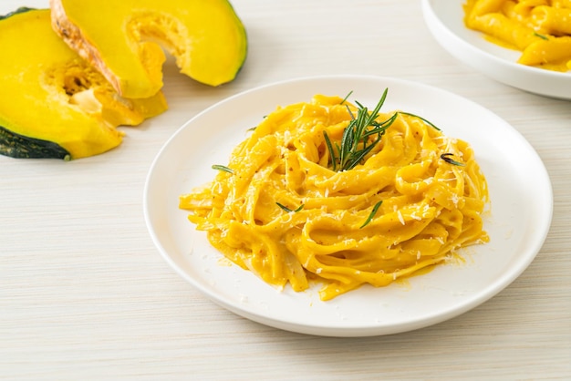 macarrão fettuccine espaguete com molho cremoso de abóbora