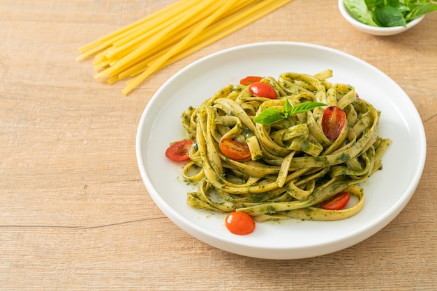 macarrão fettuccine espaguete com molho pesto e tomate - comida vegana e vegetariana