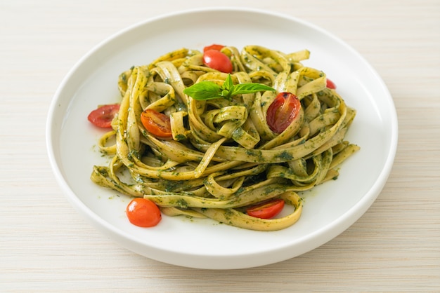 macarrão fettuccine espaguete com molho pesto e tomate - comida vegana e vegetariana