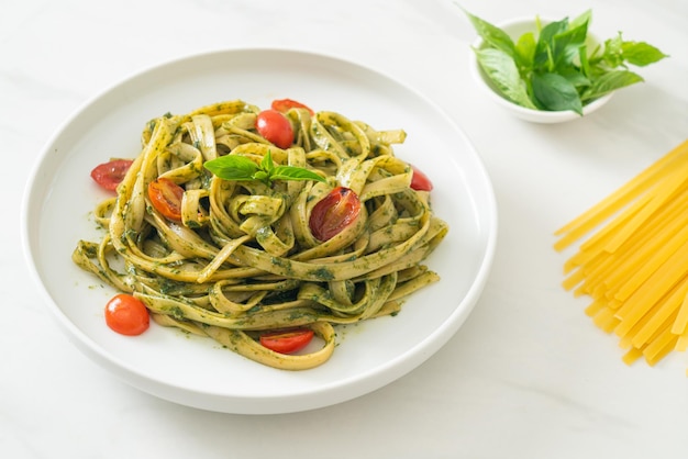 macarrão fettuccine espaguete com molho pesto e tomate - comida vegana e vegetariana
