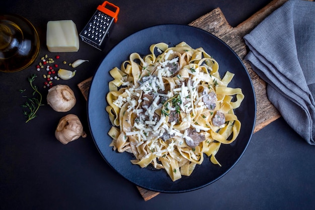 Macarrão fettuccine italiano caseiro Fettuccine al Funghi Porcini com molho de cogumelos e creme Cozinha italiana tradicional