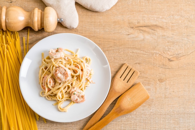 macarrão fettuccini com camarão