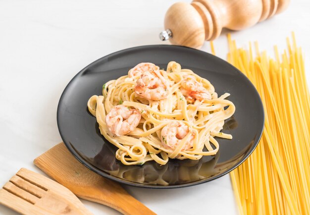 macarrão fettuccini com camarão