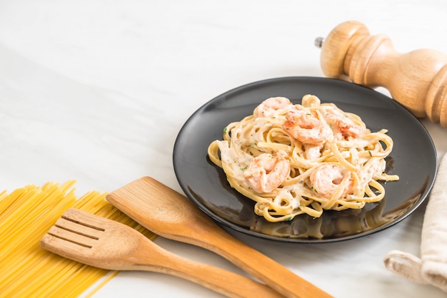 macarrão fettuccini com camarão