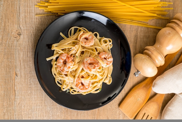 macarrão fettuccini com camarão