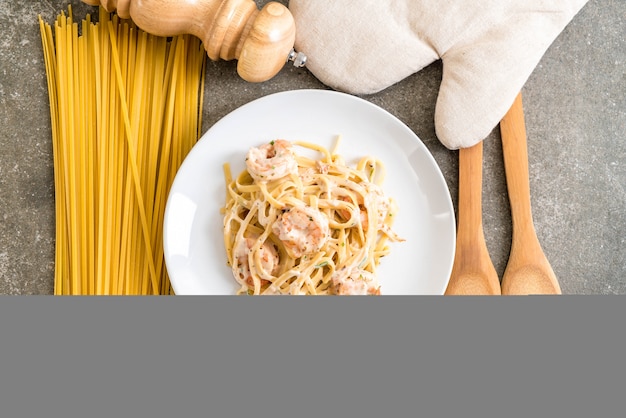 Macarrão fettuccini com camarão