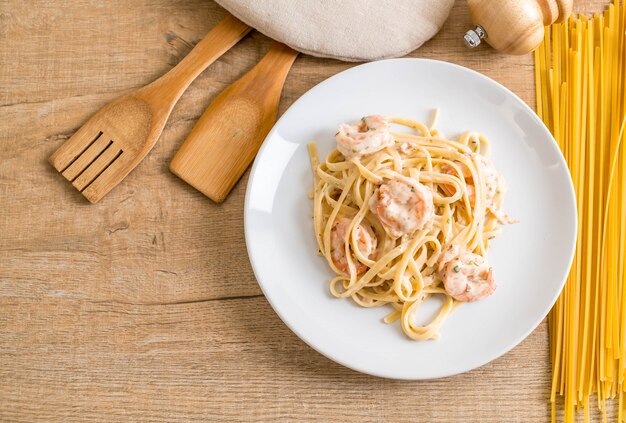 macarrão fettuccini com camarão